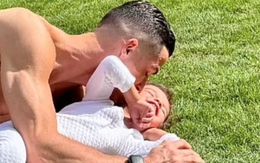Fan ‘tan chảy’ với khoảnh khắc Ronaldo dịu dàng bên con gái