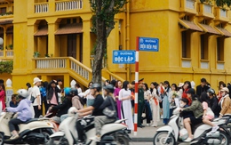 Chờ cả tiếng để check-in cùng biển tên đường Độc Lập