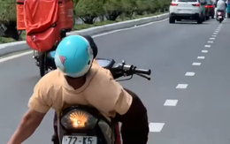 Công an vào cuộc vụ người đàn ông khuyết tật nằm ngửa trên xe máy chạy trên đường