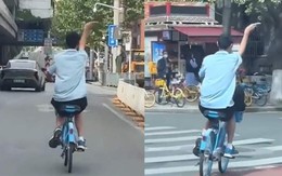 Nam sinh vẫy tay thay đèn xi nhan cực ngầu