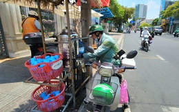 Ngày nắng nóng: Hơn 500 lít trà đá tặng shipper, người bán vé số dạo