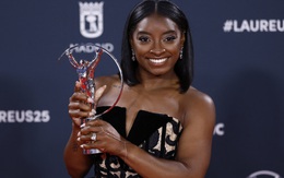 Simone Biles diện váy corset đen 'đốt cháy' thảm đỏ Madrid