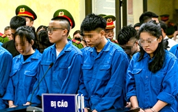 Nước mắt người mẹ tại phiên tòa xử nhóm 'quái xế' tông chết cô gái dừng đèn đỏ