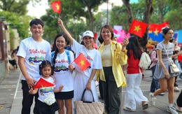 Người dân nô nức cầm cờ đỏ sao vàng đổ về trung tâm TP.HCM chờ xem tổng hợp luyện diễu binh lần 2