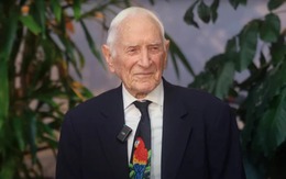 Bác sĩ 101 tuổi nổi tiếng nhờ bí quyết đi bộ 3km mỗi ngày