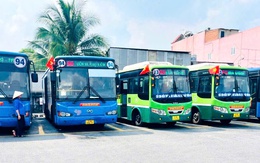 Nhiều xe buýt ở TP.HCM rực rỡ cờ đỏ sao vàng suốt dịp lễ 30-4