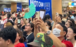 Khách chờ metro đồng ca 'Khát vọng tuổi trẻ' sau khi xem hợp luyện diễu binh về