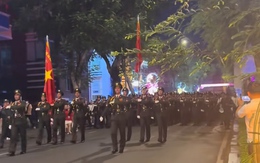 Các chiến sĩ vừa đi vừa hát 'Một con vịt' sau hợp luyện diễu binh về