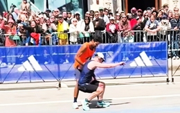 Runner được tung hô vì giúp người trước vạch đích Boston Marathon