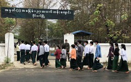 Gần 63.000 học sinh Myanmar phải thi lại đại học vì bài thi bị cháy