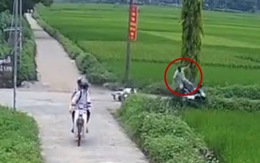 Người đàn ông lấm lem bùn đất sau va chạm xe máy