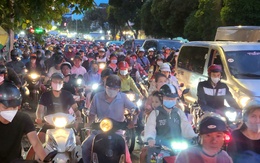 Mưa giờ tan tầm ở TP.HCM, nhiều xe ùn ứ nhích từng chút trên đường