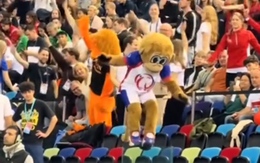 Thanh niên đóng mascot gặp tình huống oái oăm khiến khán giả phì cười