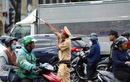 Biển người đổ về trung tâm TP.HCM xem sơ duyệt diễu binh, lực lượng công an căng mình giữ trật tự