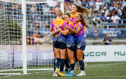 Giày đá bóng đặc biệt giúp giảm chấn thương cho nữ cầu thủ