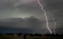 Sét đánh trúng lán ruộng có ba thanh thiếu niên trú mưa, một em tử vong