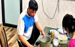 Ba bố con vội dọn dẹp khi nghe tiếng 'nóc nhà' về