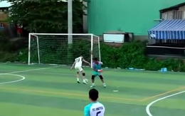 Cầu thủ ngắm cột dọc sút khi đối diện khung thành trống