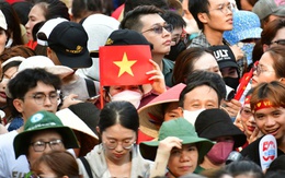 Chiều 25-4, hàng ngàn người dân hồ hởi về trung tâm TP.HCM xem sơ duyệt