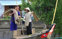Tuần lễ du ngoạn đô thị sông nước Ngã Bảy, khách được dịp hò với nhau giai phẩm ‘Tình anh bán chiếu’
