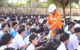 Học sinh thích thú khi được 'chú áo cam' đến thăm trường