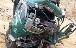 Xe tải biến dạng sau va chạm với tàu hỏa