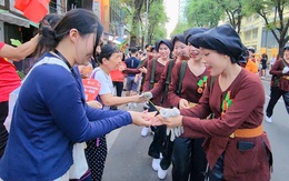 Nữ sinh lớp 12 làm gần 100 chiếc bánh nhỏ tặng chiến sĩ tham gia diễu binh