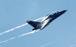 Khoảnh khắc tiêm kích xé gió, bay lượn trên bầu trời TP.HCM