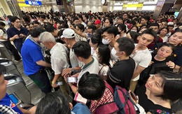 Người dân chen chân tại ga metro số 1 sau buổi sơ duyệt diễu binh để kịp chuyến tàu cuối về nhà