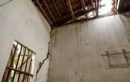 Hàng chục nhà dân ngoài bãi sông Hồng Hà Nội bị nứt, nguy cơ bị sập do hút cát lòng sông?