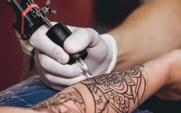 Xăm hình rồng phượng kín tay với 'giá mềm’, nam thanh niên nhiễm khuẩn, rỉ dịch