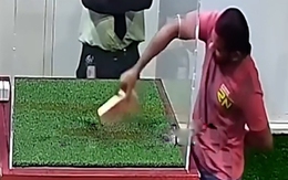 Chàng trai mừng hụt khi lấy được thỏi vàng trong lồng kính