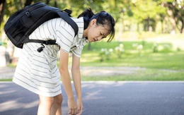 Đeo cặp nặng khiến trẻ khó phát triển chiều cao