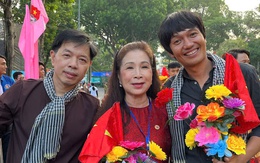 Kim Xuân không muốn ngồi ở hàng ghế đại biểu mà đề nghị được đi diễu hành