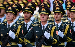 Khối diễu binh Trung Quốc hát vang 'Việt Nam, Hồ Chí Minh' trên đường TP.HCM