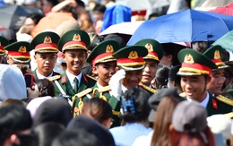 Chiến sĩ quân đội, công an tỏa ra các hướng, hòa vào vòng tay nhân dân