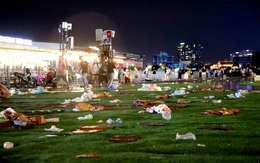 Rác ngập công viên Bạch Đằng sau đêm xem pháo hoa