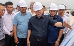 Phó thủ tướng khích lệ công nhân tại sân bay Quảng Trị, góp tay xây nên công trình lớn trong đại lễ