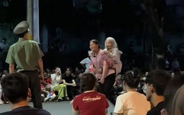 Con gái cõng mẹ già đi xem tổng duyệt diễu binh lúc 2 giờ sáng