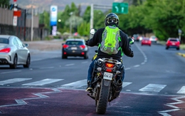 Lời khuyên bất ngờ: Đeo ba lô khi lái xe máy rất nguy hiểm!