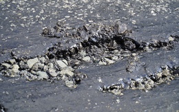 Đường vừa thông xe, dân phản ánh mặt đường chỗ thì bong tróc, chỗ đầy đá dăm