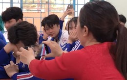 Cười sảng với nam sinh ngủ gật bị cô giáo bắt quả tang