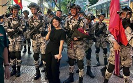 Tặng hoa cho chiến sĩ diễu binh, cô gái nhận về 'tín vật tình yêu'