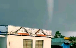 Hãi hùng cảnh vòi rồng có sức tàn phá mạnh khiến 24 căn nhà ở Kiên Giang sập, tốc mái