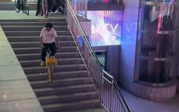 Chàng trai gặp nạn khi trổ tài đi xe đạp xuống cầu thang