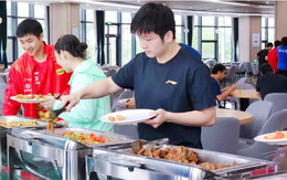 Tuyển thủ bóng bàn Trung Quốc huấn luyện như... quân sự