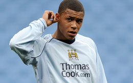 Cựu sao Man City đá không hay nhưng giàu sụ nhờ thích ăn mặc đặc biệt