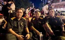 Các cựu chiến binh chờ lễ từ đêm tới sáng, bắt nhịp bài hát trên đường phố