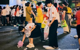 2 học sinh nhặt rác sau khi xem diễu binh, diễu hành nhận bão like từ dân mạng