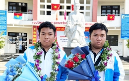 Cặp song sinh giành huy chương vàng toán quốc tế được thưởng 300 triệu đồng